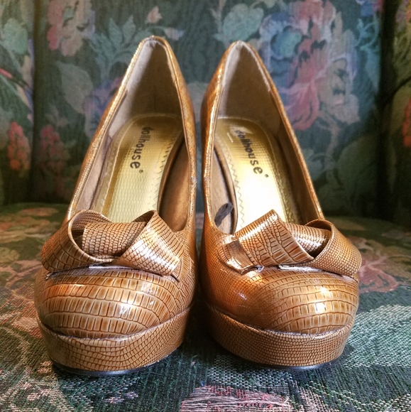 Dollhouse Metallic Platform Heels w/ Bows - Picture 6 of 8